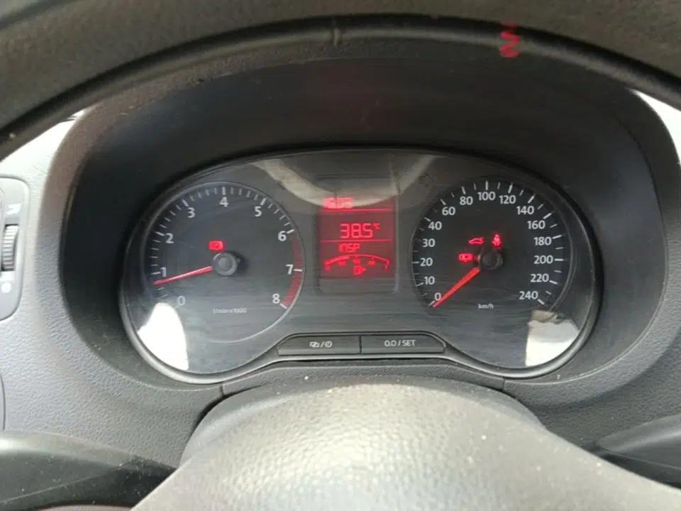 Volkswagen Polo 2013 1.4L Manual Fashion Edition — миниатюра 11