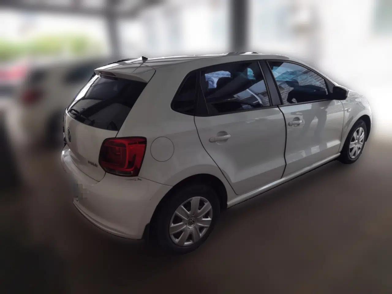 Volkswagen Polo 2013 1.4L Manual Fashion Edition — миниатюра 6