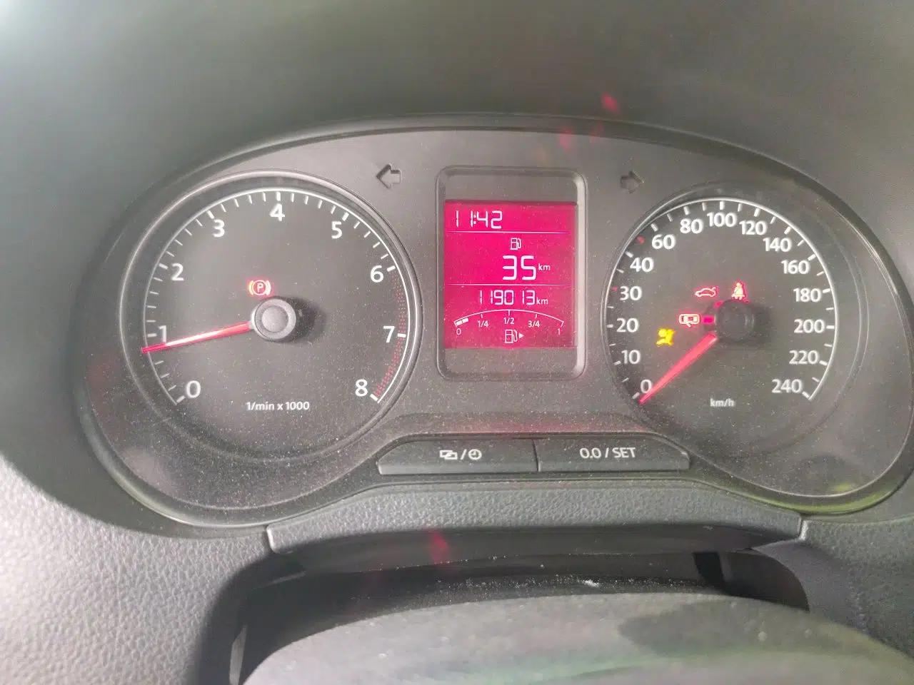 Volkswagen Polo 2013 1.4L Manual Comfort Edition — миниатюра 12
