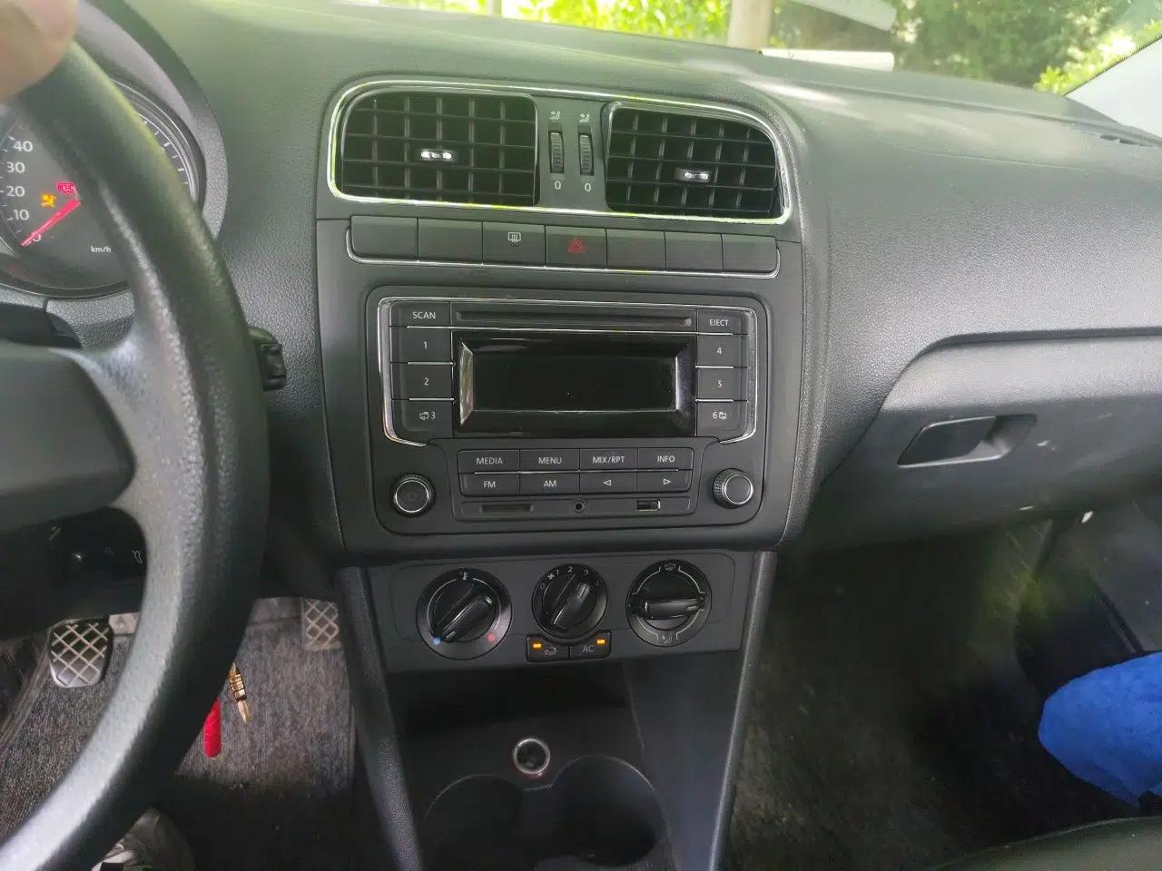 Volkswagen Polo 2013 1.4L Manual Comfort Edition — миниатюра 13