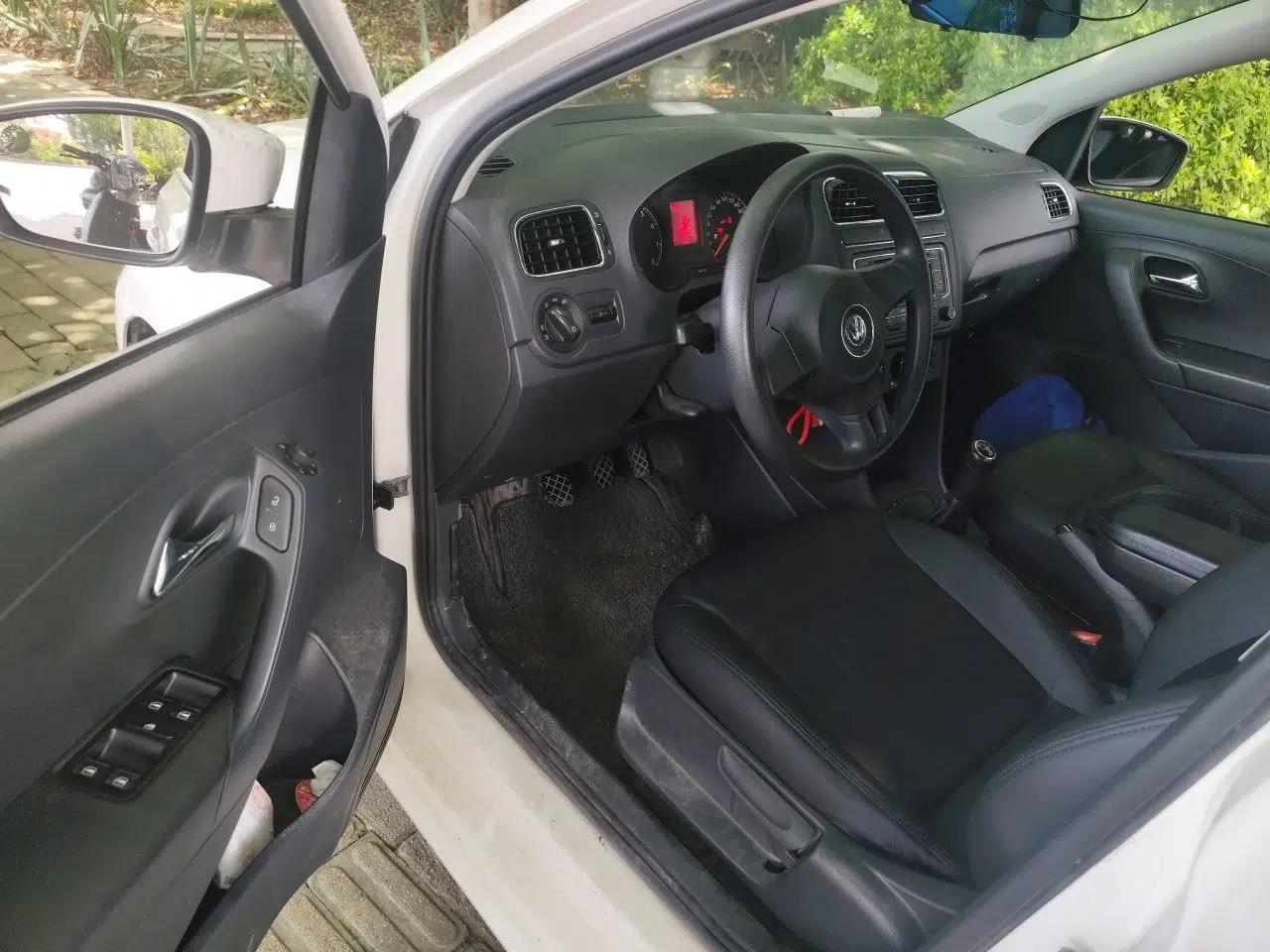 Volkswagen Polo 2013 1.4L Manual Comfort Edition — миниатюра 16