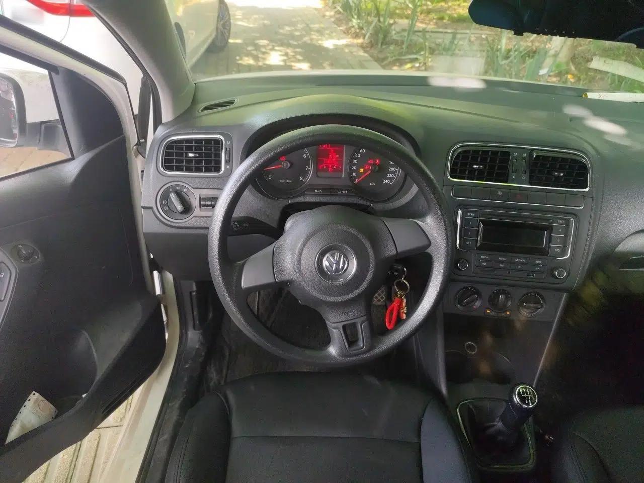 Volkswagen Polo 2013 1.4L Manual Comfort Edition — миниатюра 10