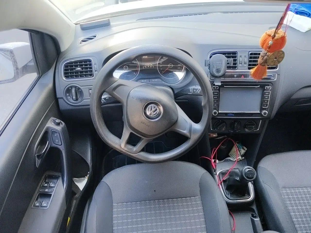 Volkswagen Polo 2014 1.4L Manual Comfort Edition — миниатюра 14