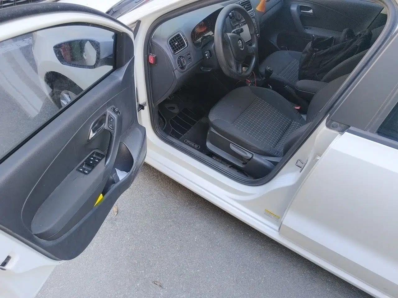 Volkswagen Polo 2014 1.4L Manual Comfort Edition — миниатюра 20