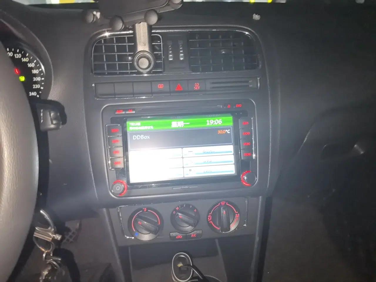 Volkswagen Polo 2014 1.6L Automatic Comfort Edition — миниатюра 13