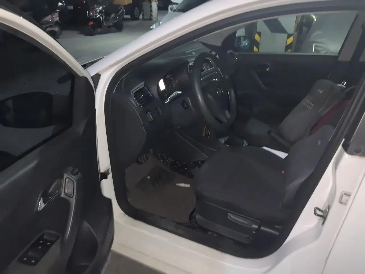 Volkswagen Polo 2014 1.6L Automatic Comfort Edition — миниатюра 16