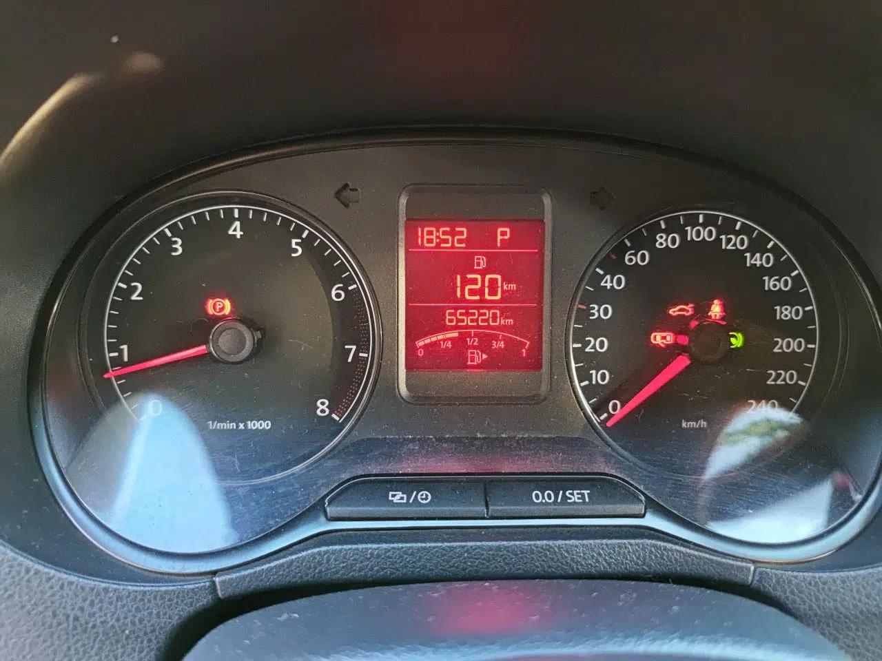 Volkswagen Polo 2013 1.4L Automatic Luxury Edition — миниатюра 11