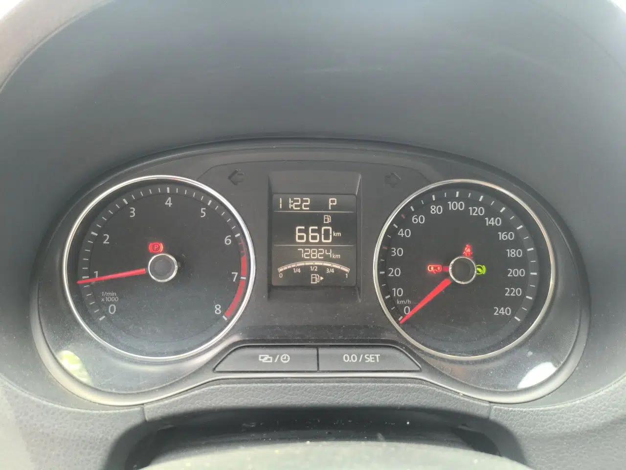Volkswagen Polo 2016 1.6L Automatic Comfort Model — миниатюра 11