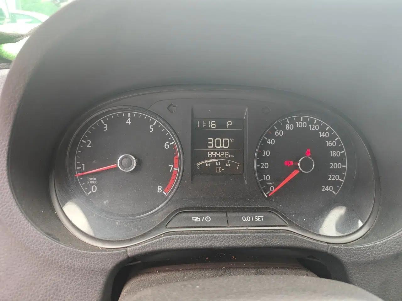 Volkswagen Polo 2016 1.4L Automatic Trendy Model — миниатюра 11