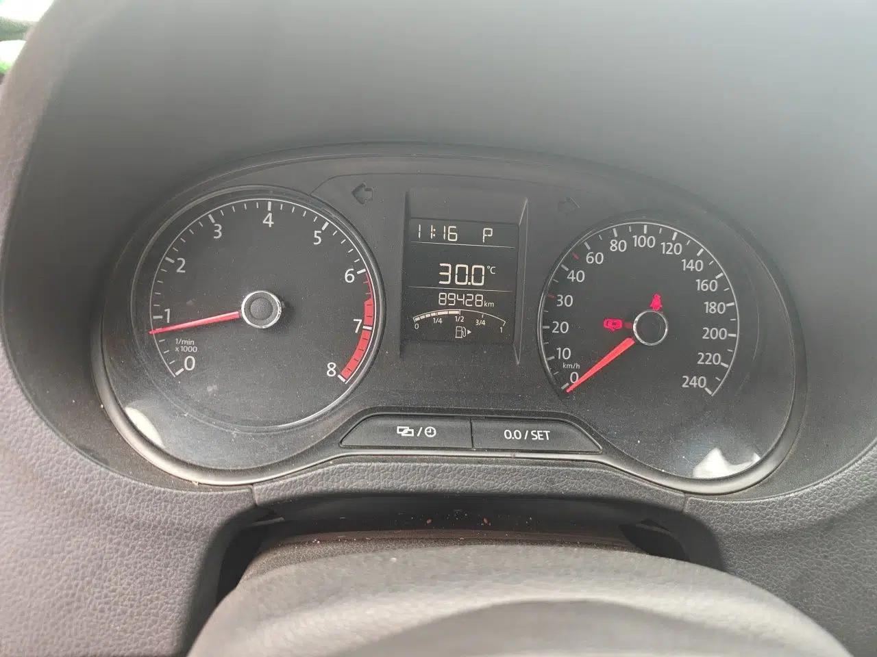 Volkswagen Polo 2016 1.4L Automatic Trendy Model — миниатюра 12