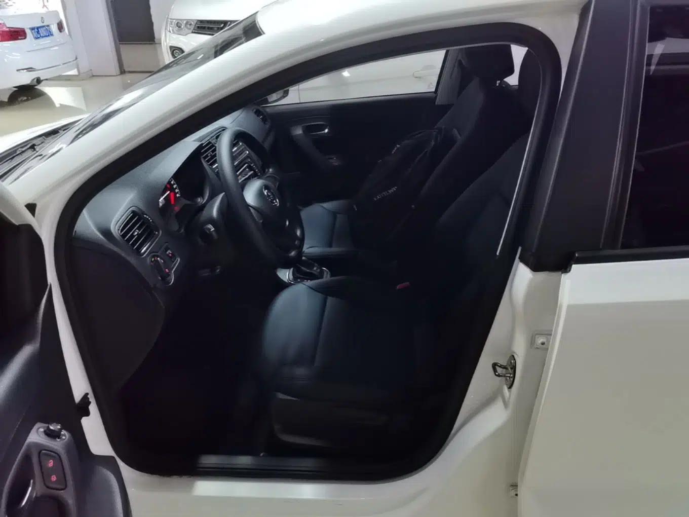 Volkswagen Polo 2016 1.4L Automatic Trendy Model — миниатюра 17