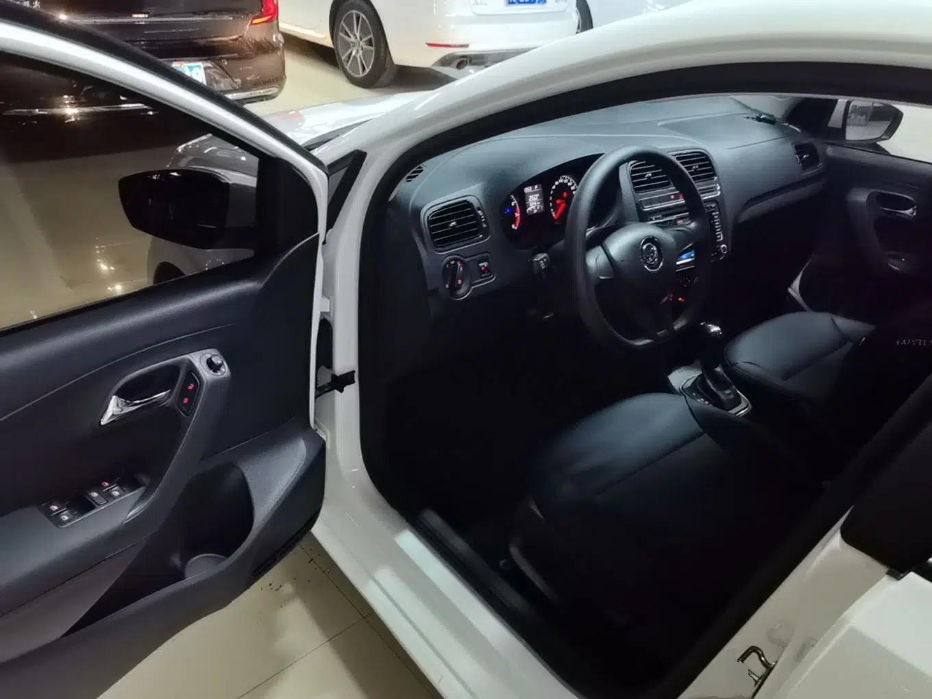 Volkswagen Polo 2016 1.4L Automatic Trendy Model — миниатюра 18