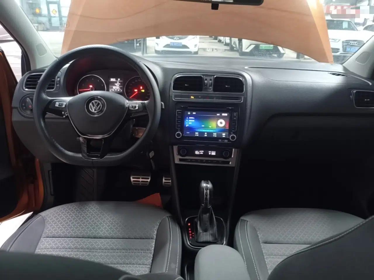 Volkswagen Polo 2014 1.6L Cross Polo Automatic — миниатюра 17