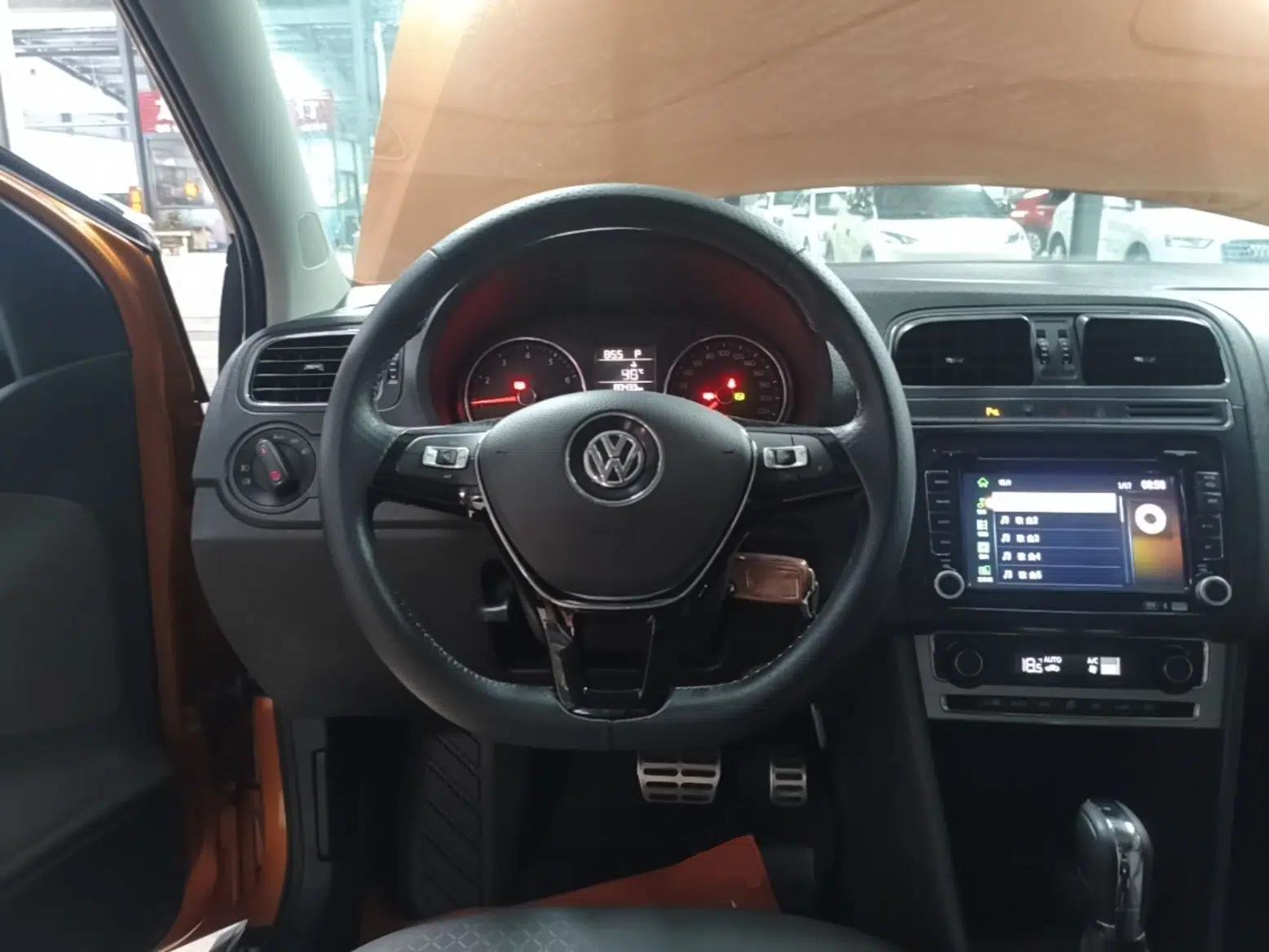 Volkswagen Polo 2014 1.6L Cross Polo Automatic — миниатюра 18