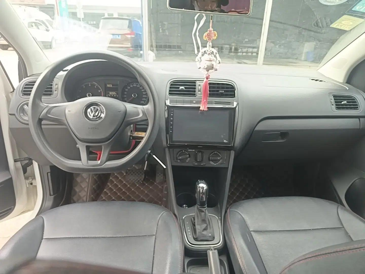 Volkswagen Polo 2016 1.4L Automatic Trendy Model — миниатюра 12