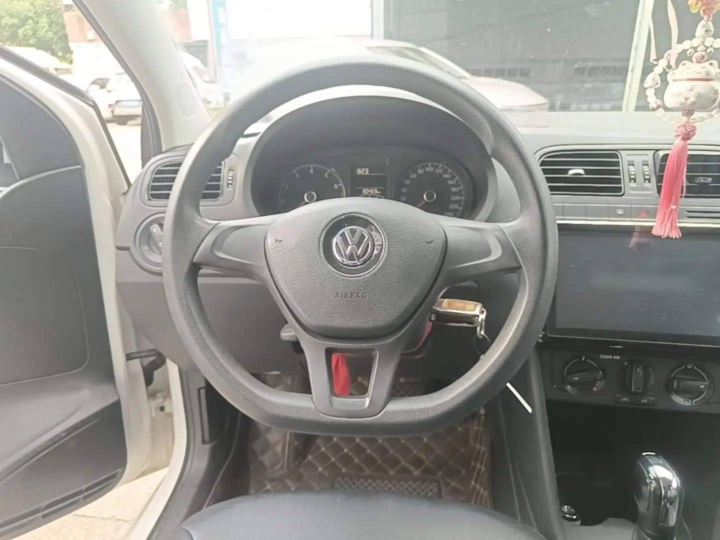 Volkswagen Polo 2016 1.4L Automatic Trendy Model — миниатюра 13