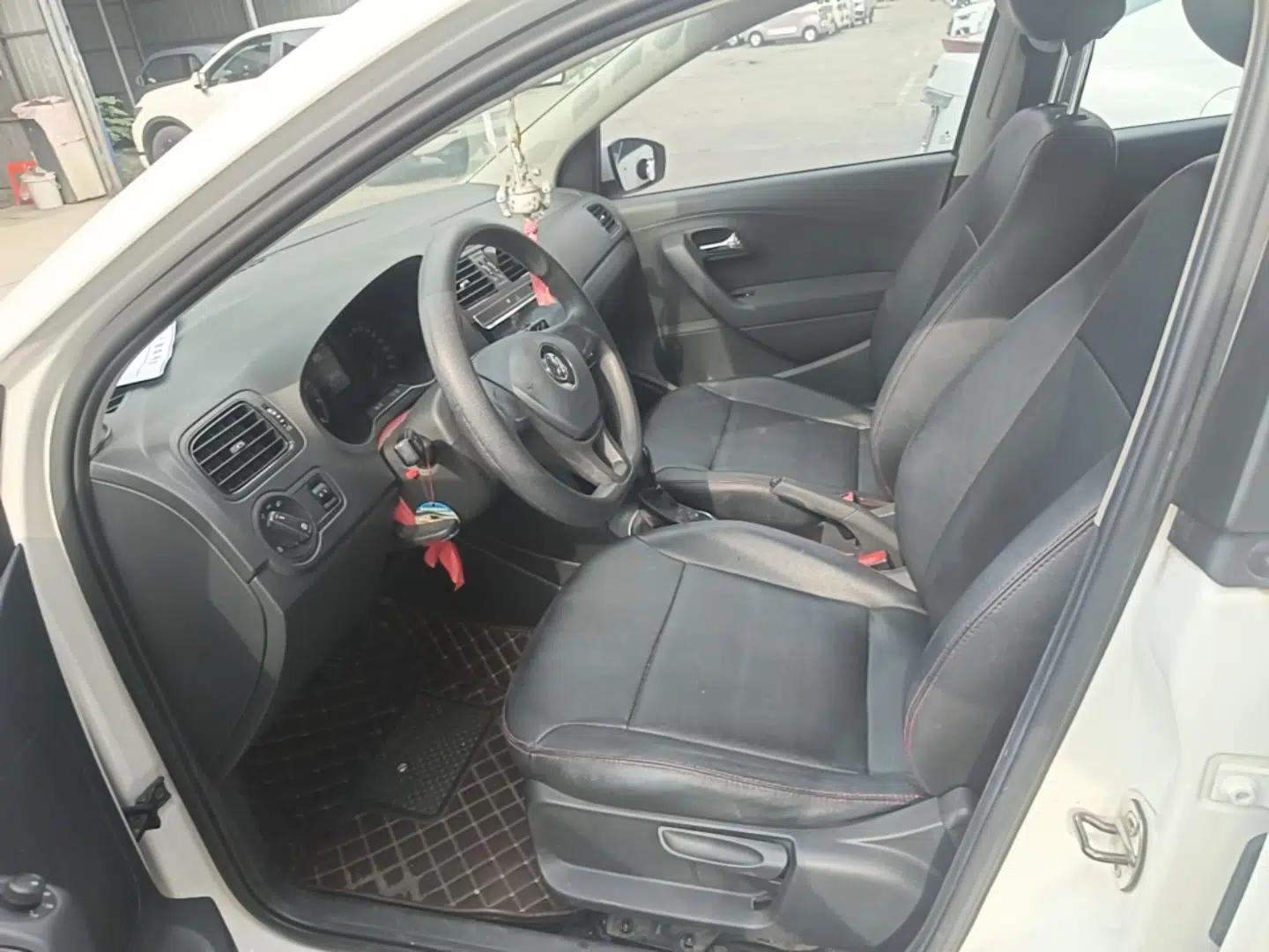Volkswagen Polo 2016 1.4L Automatic Trendy Model — миниатюра 17