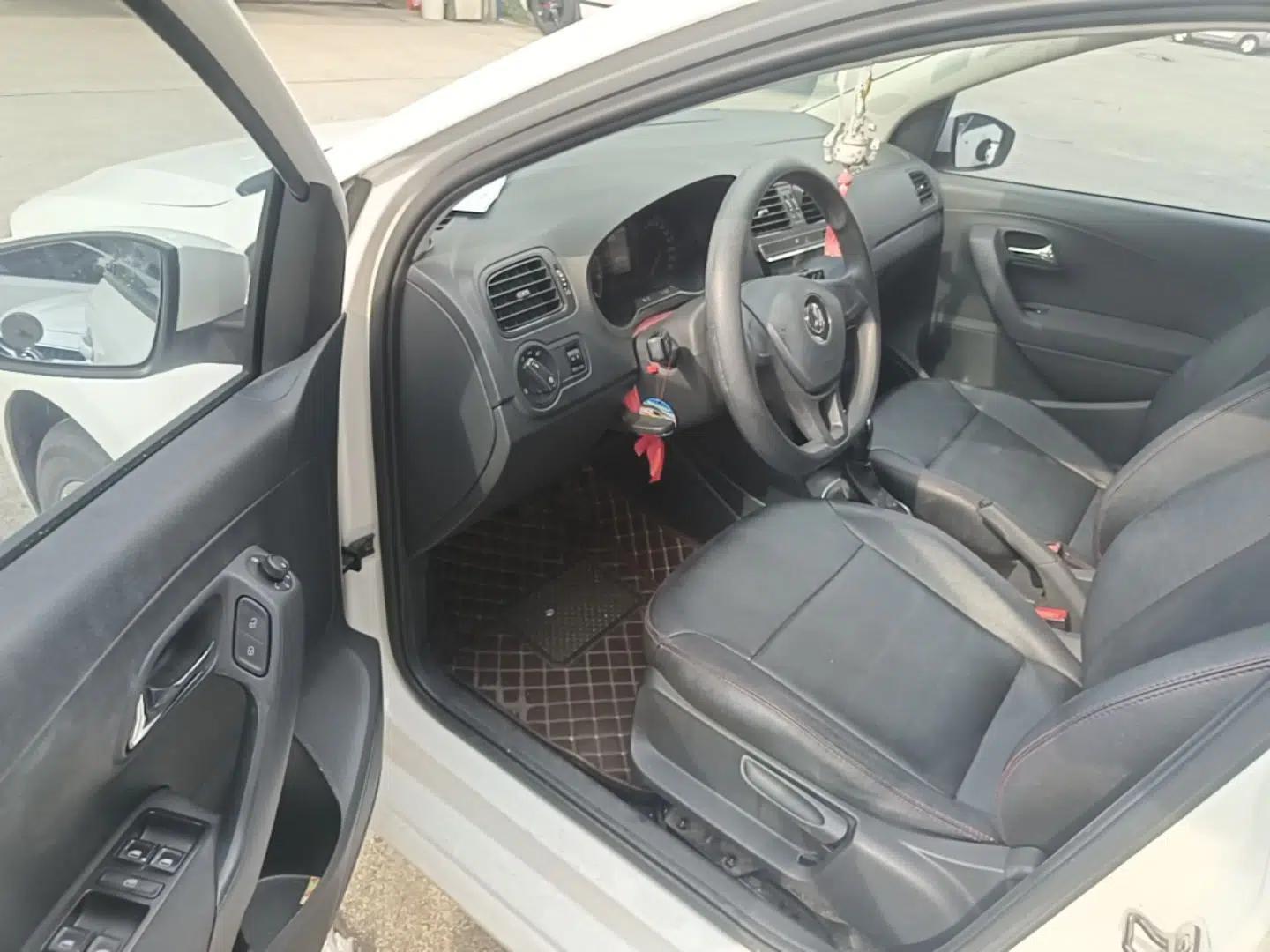 Volkswagen Polo 2016 1.4L Automatic Trendy Model — миниатюра 18