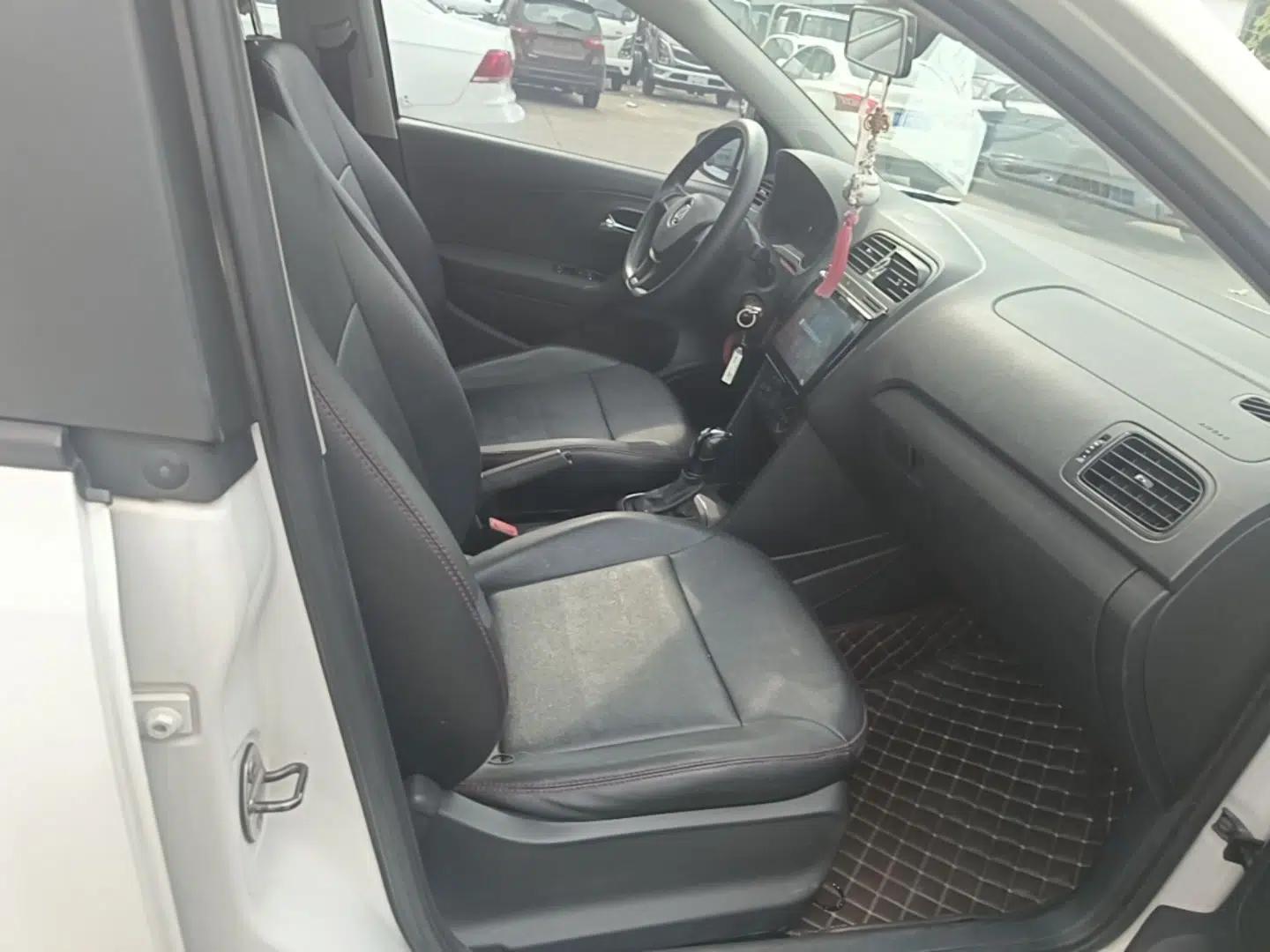 Volkswagen Polo 2016 1.4L Automatic Trendy Model — миниатюра 19