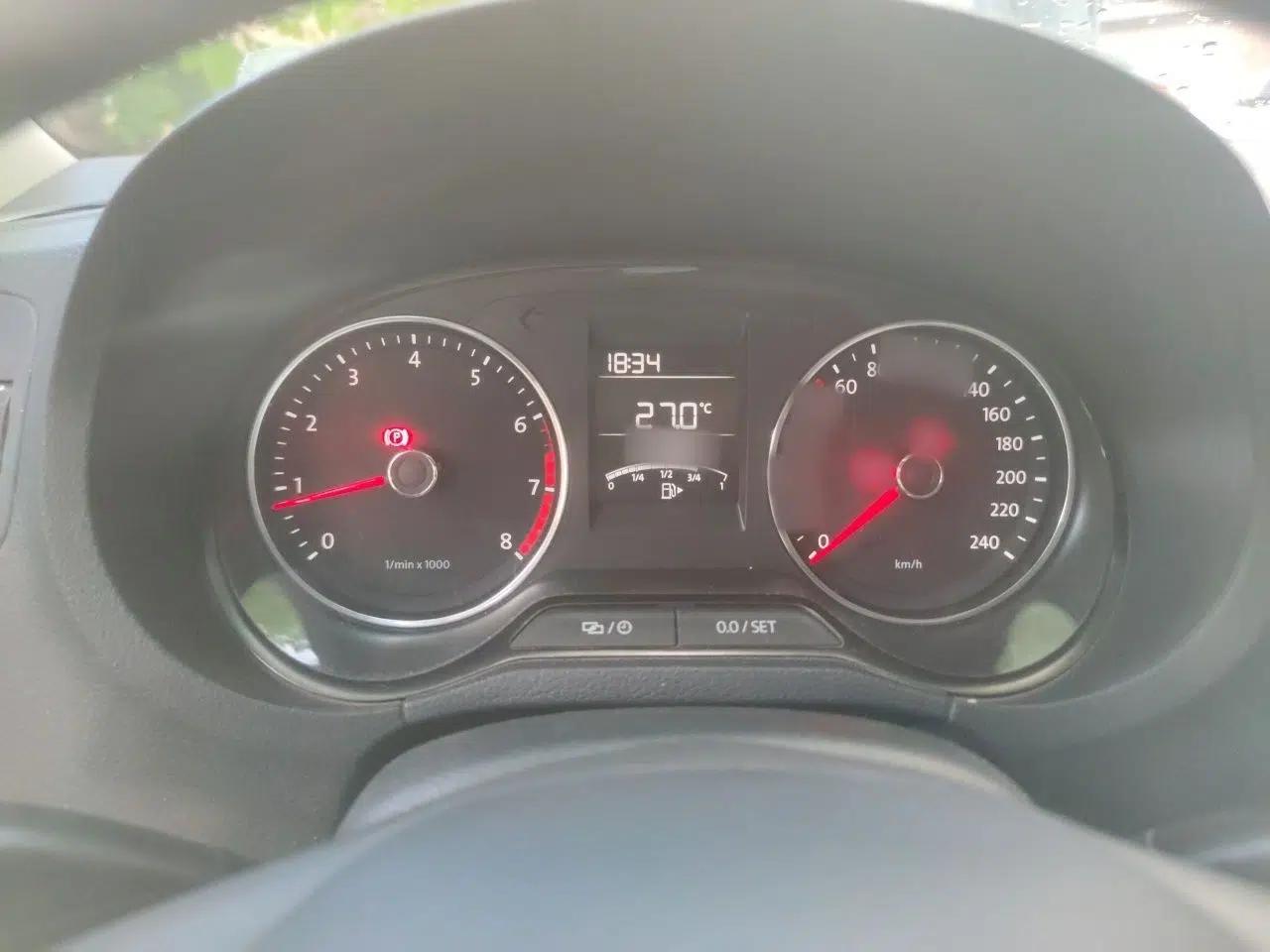 Volkswagen Polo 2014 1.4L Manual Comfort Edition — миниатюра 11