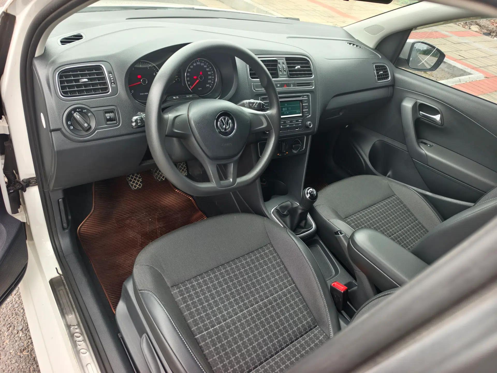 Volkswagen Polo 2014 1.4L Manual Comfort Edition — миниатюра 18