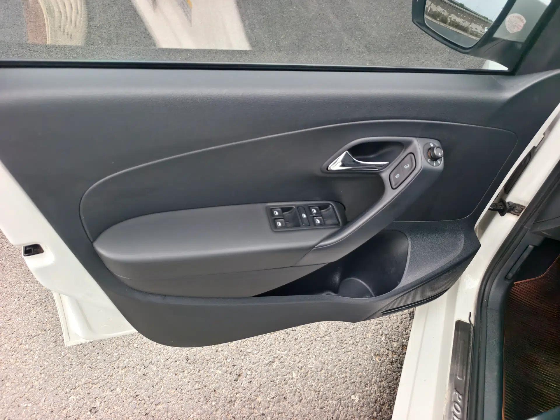 Volkswagen Polo 2014 1.4L Manual Comfort Edition — миниатюра 19