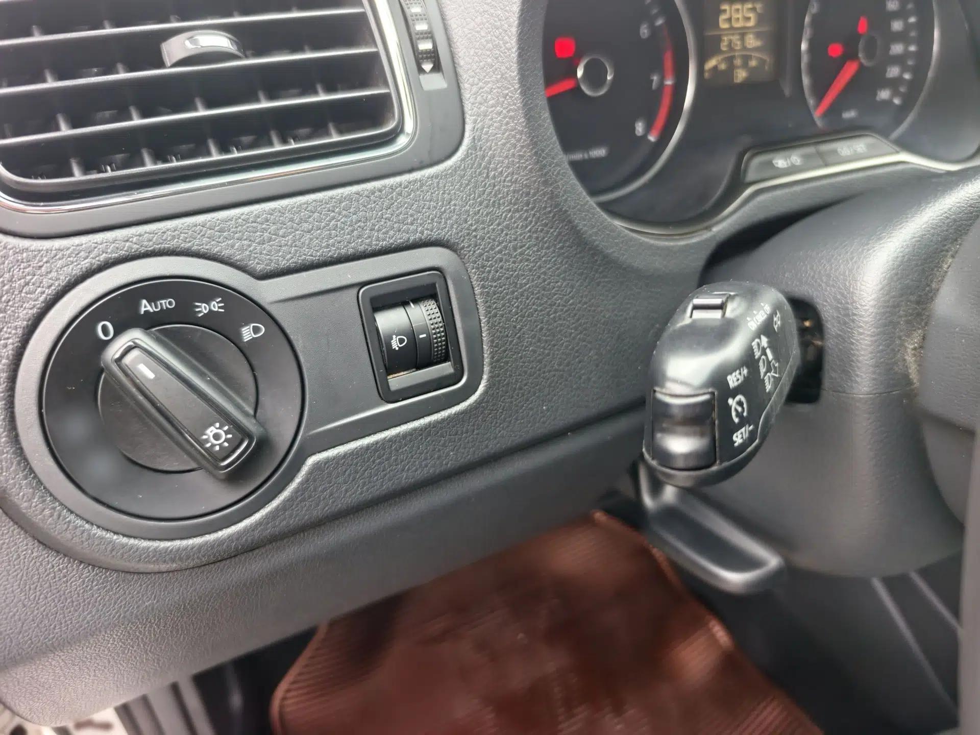 Volkswagen Polo 2014 1.4L Manual Comfort Edition — миниатюра 20