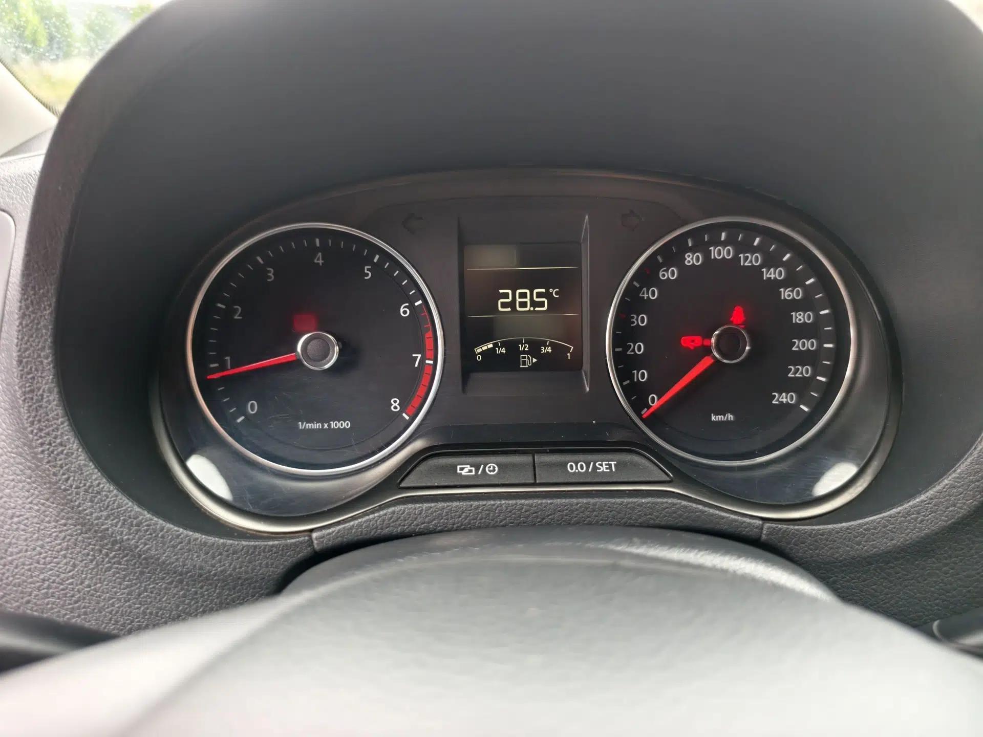 Volkswagen Polo 2014 1.4L Manual Comfort Edition — миниатюра 21