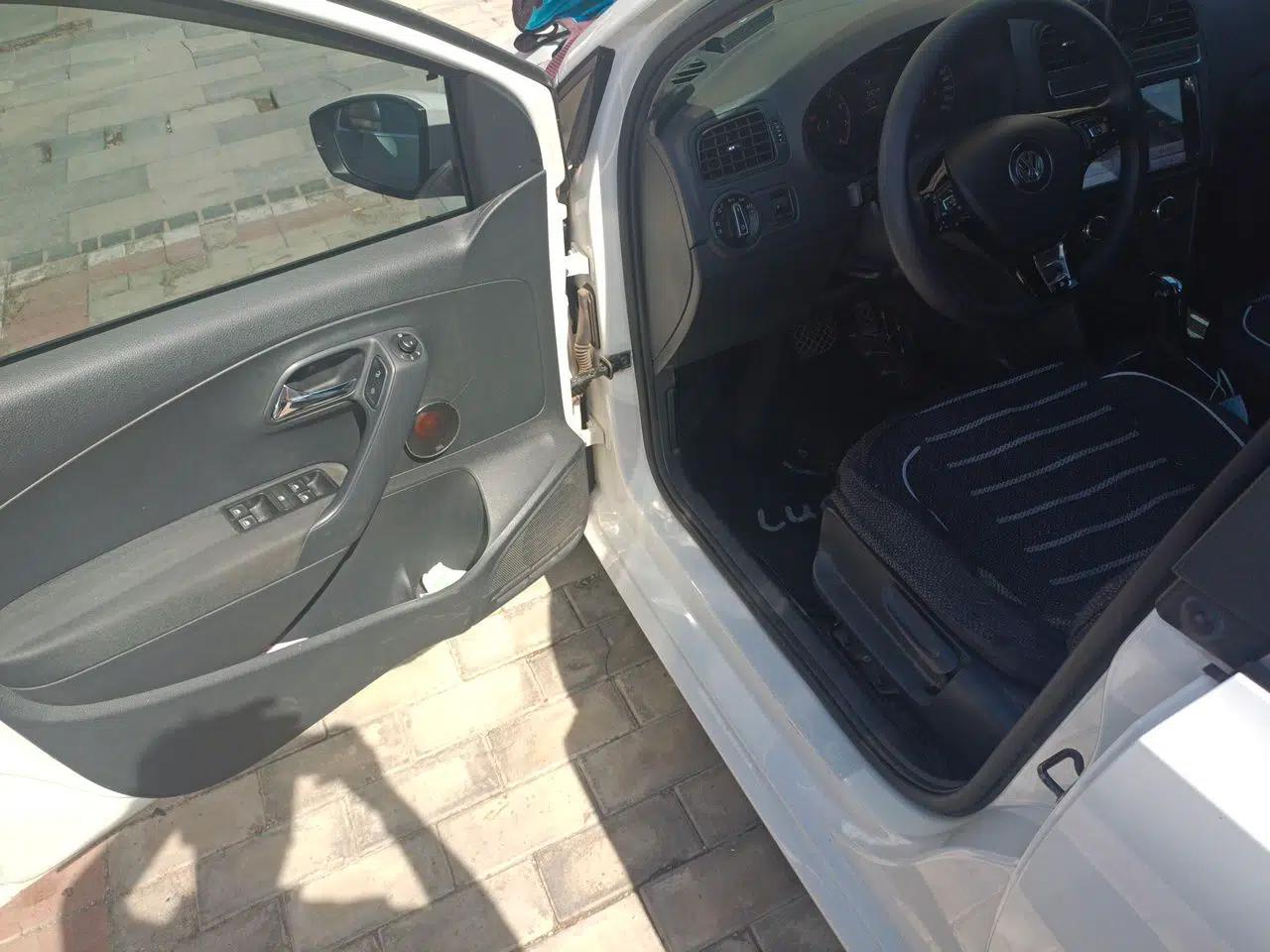 Volkswagen Polo 2016 1.4L Automatic Trendy Model — миниатюра 16