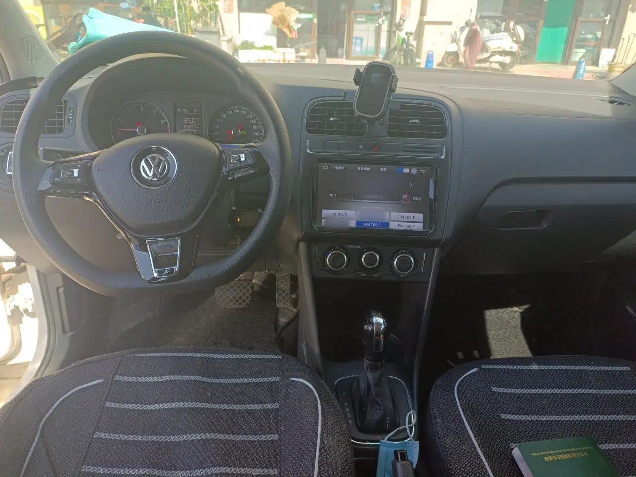 Volkswagen Polo 2016 1.4L Automatic Trendy Model — миниатюра 9