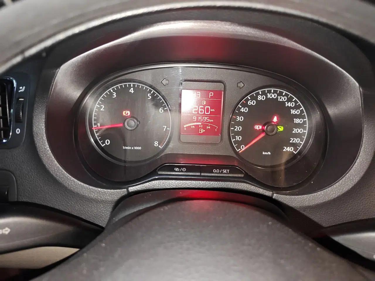 Volkswagen Polo 2013 1.6L Automatic Comfort Edition — миниатюра 11