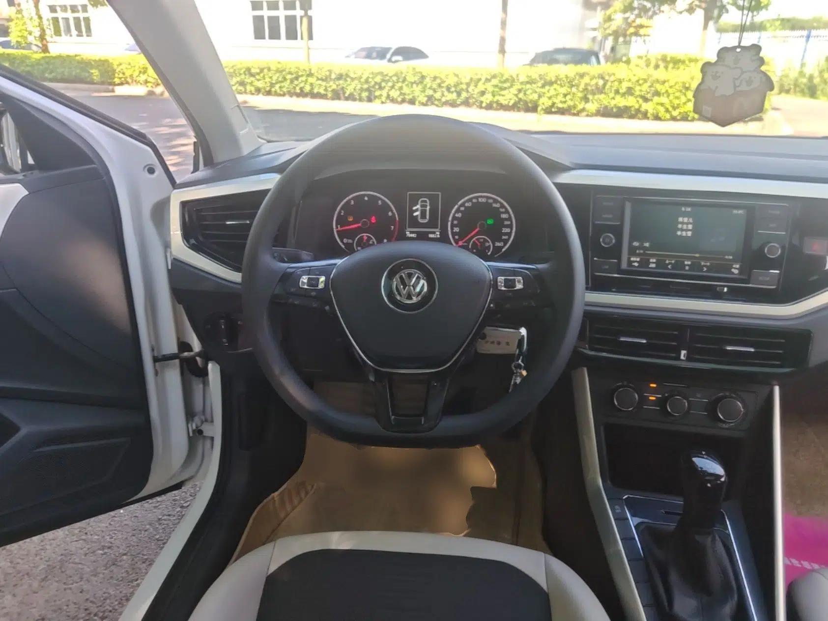 Volkswagen Polo 2019 Plus 1.5L Automatic Colorful Technology Edition — миниатюра 18