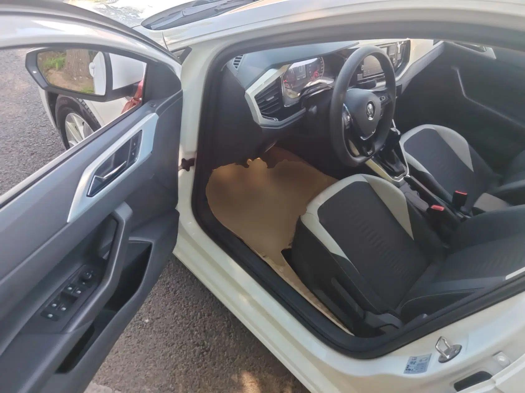 Volkswagen Polo 2019 Plus 1.5L Automatic Colorful Technology Edition — миниатюра 23