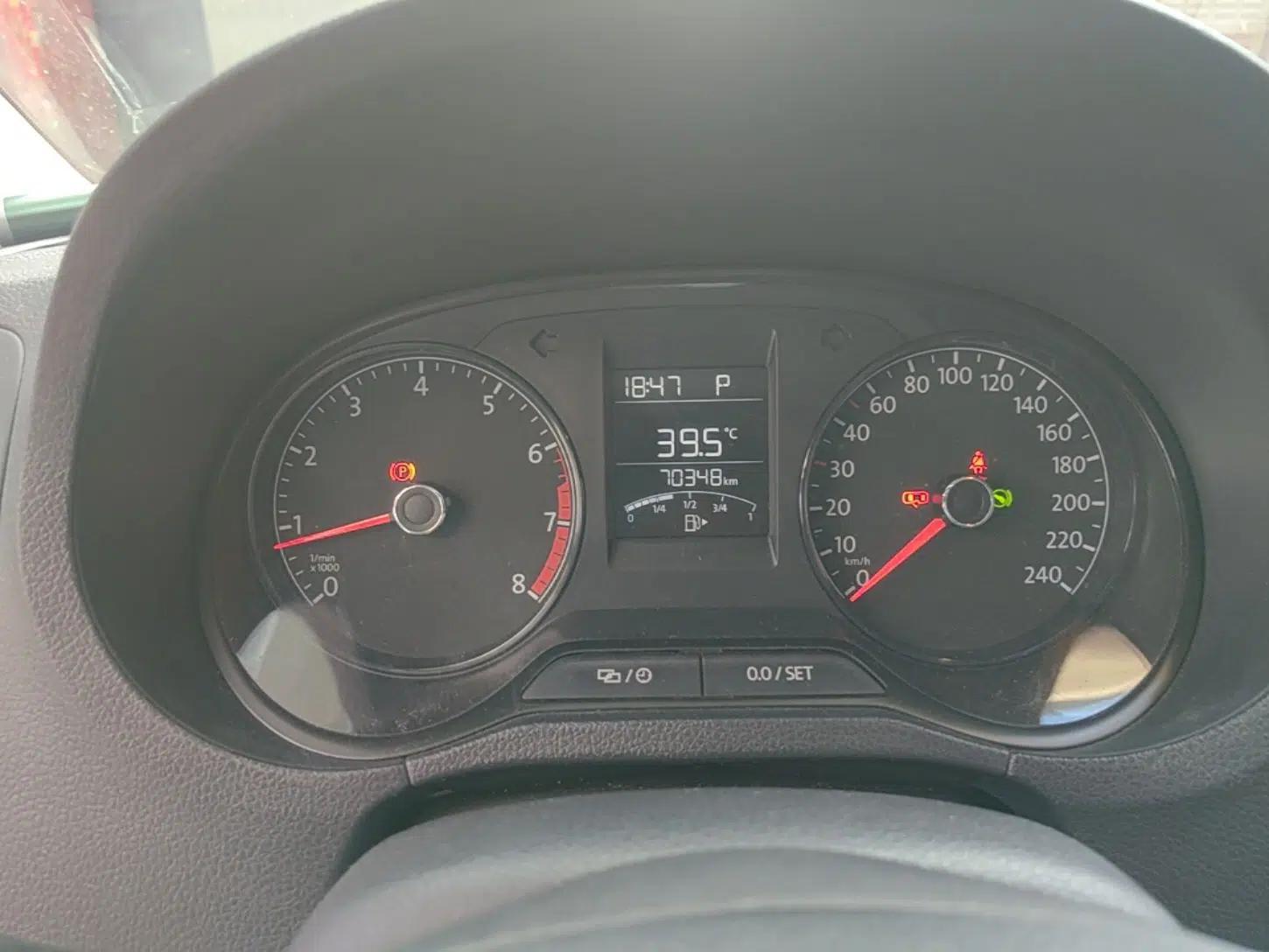 Volkswagen Polo 2016 1.4L Automatic Trendy Model — миниатюра 11