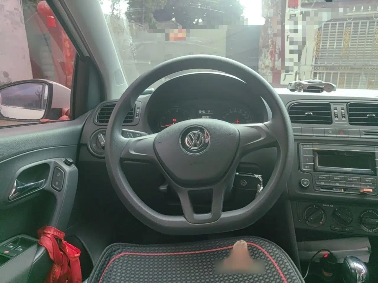 Volkswagen Polo 2016 1.4L Automatic Trendy Model — миниатюра 9