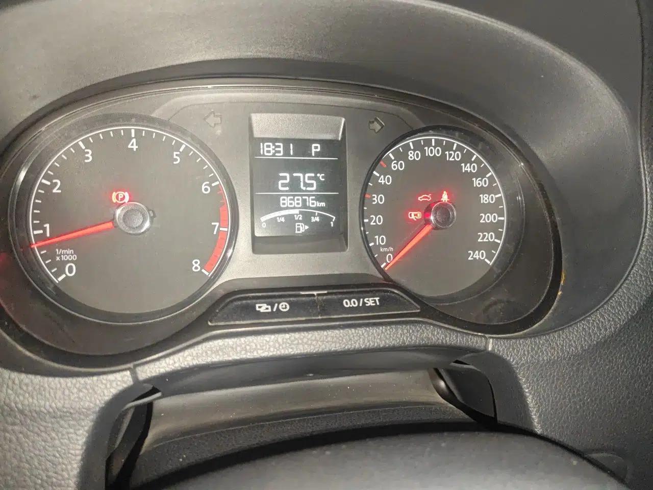 Volkswagen Polo 2016 1.4L Automatic Trendy Model — миниатюра 12