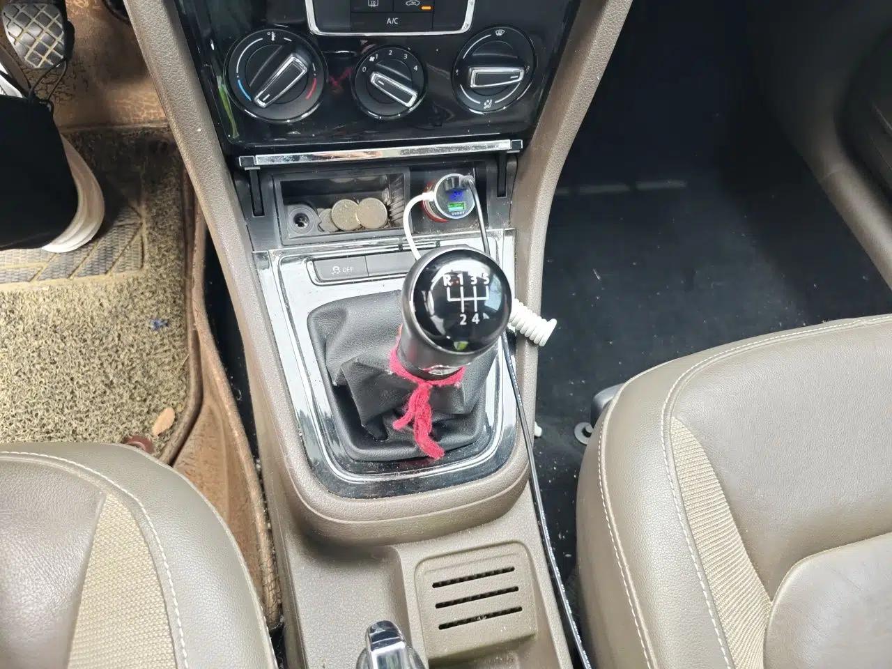 Volkswagen Bora 2014 1.6L Manual Comfort Model — миниатюра 14