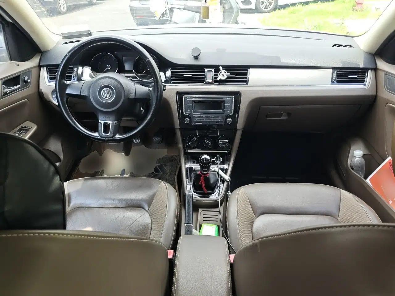 Volkswagen Bora 2014 1.6L Manual Comfort Model — миниатюра 9