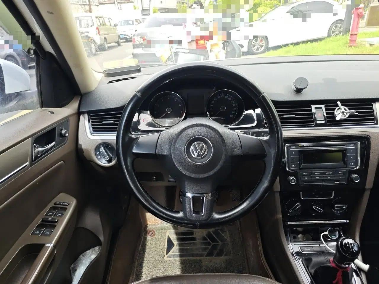 Volkswagen Bora 2014 1.6L Manual Comfort Model — миниатюра 10