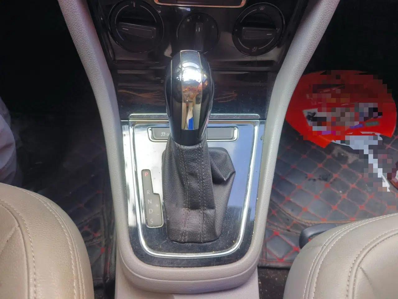 Volkswagen Bora 2013 1.6L Automatic Fashion Model — миниатюра 14