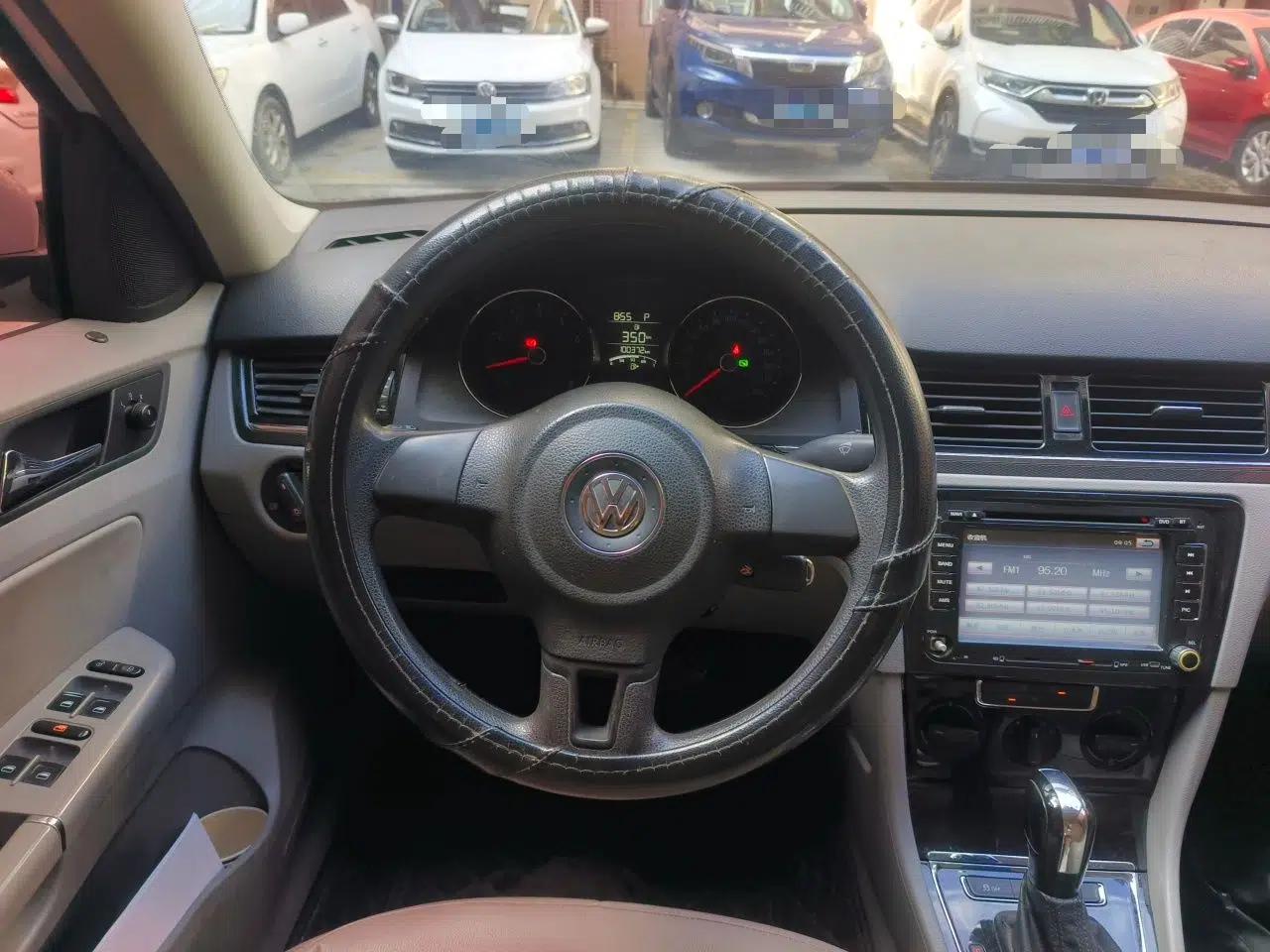 Volkswagen Bora 2013 1.6L Automatic Fashion Model — миниатюра 10