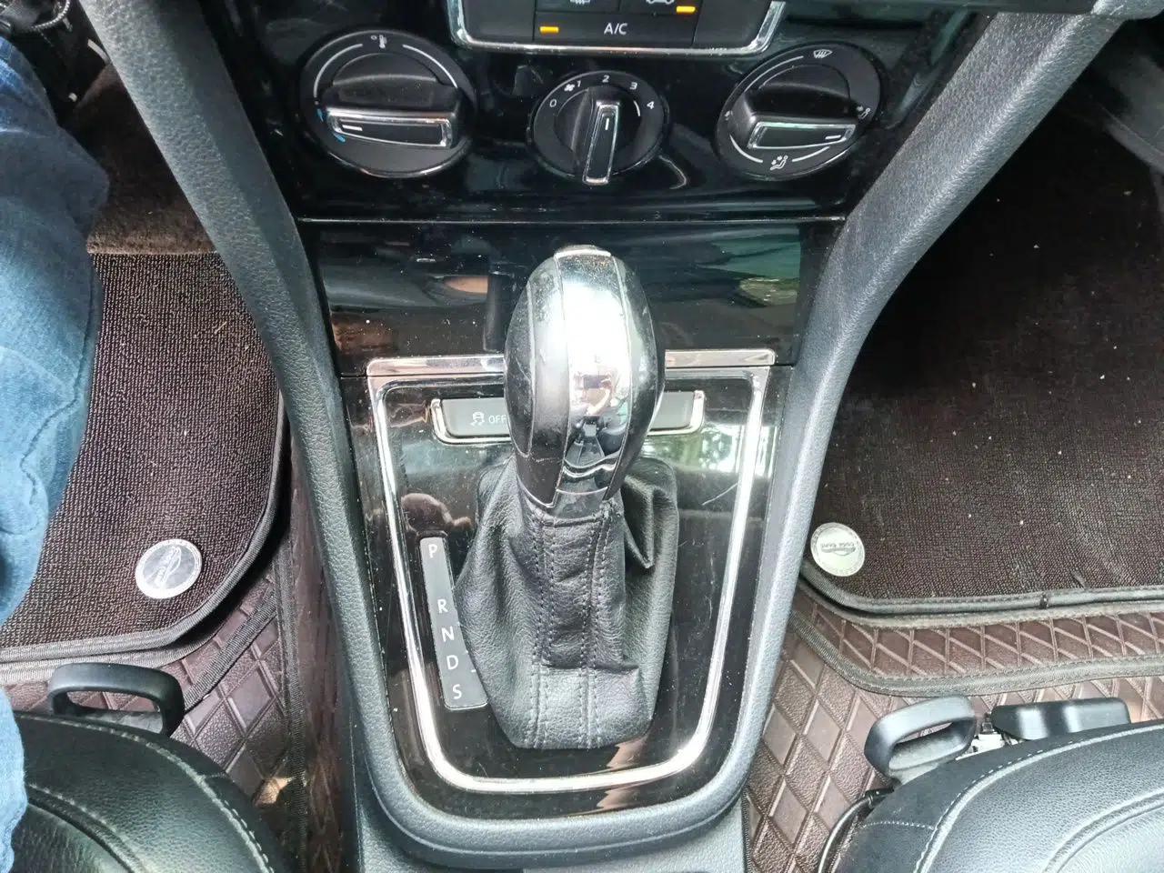 Volkswagen Bora 2013 1.6L Automatic Comfort Model — миниатюра 14