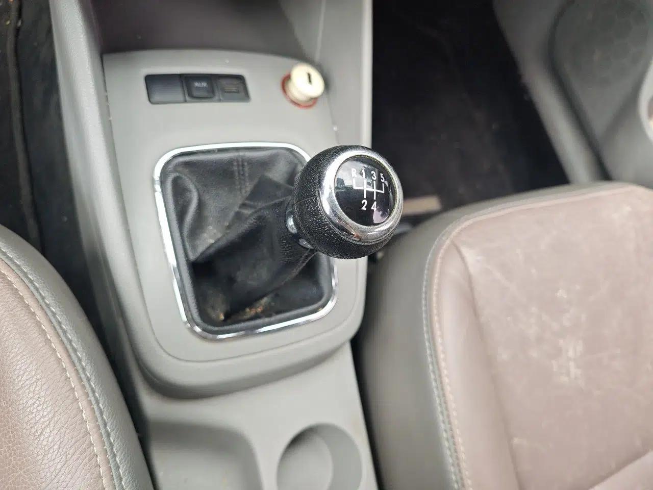 Volkswagen Bora 2012 1.6L Manual Fashion Edition — миниатюра 14