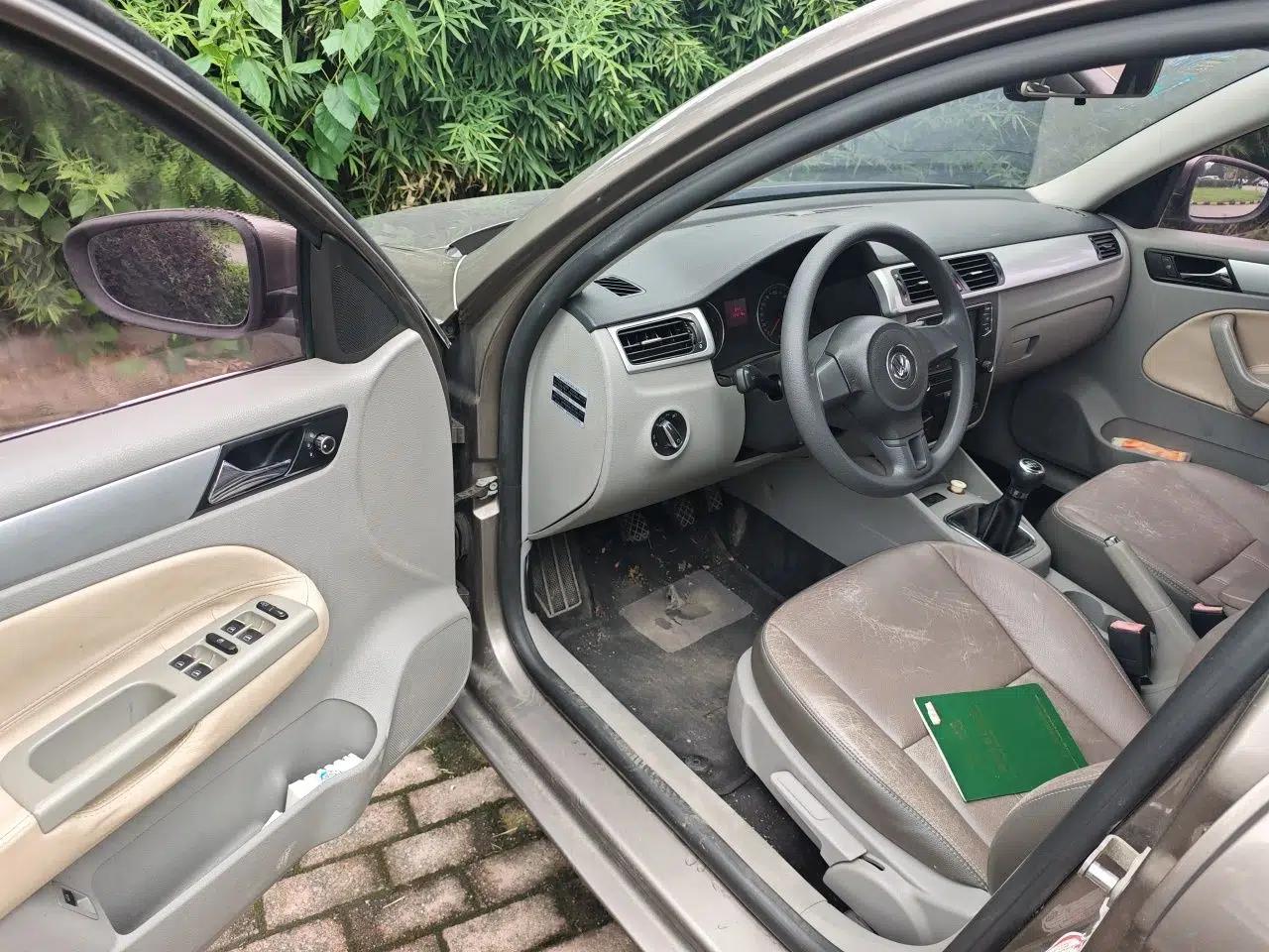 Volkswagen Bora 2012 1.6L Manual Fashion Edition — миниатюра 16