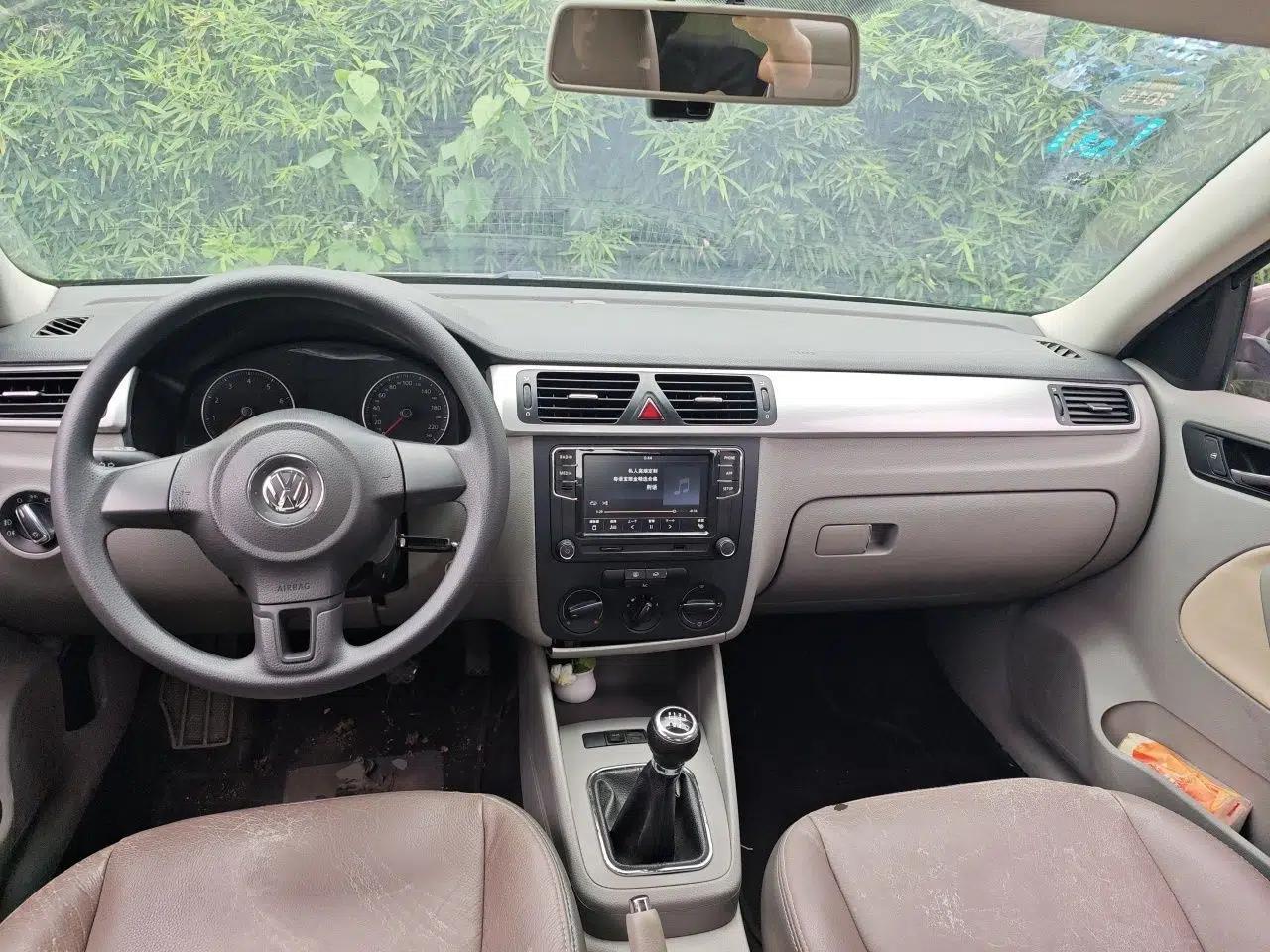 Volkswagen Bora 2012 1.6L Manual Fashion Edition — миниатюра 9