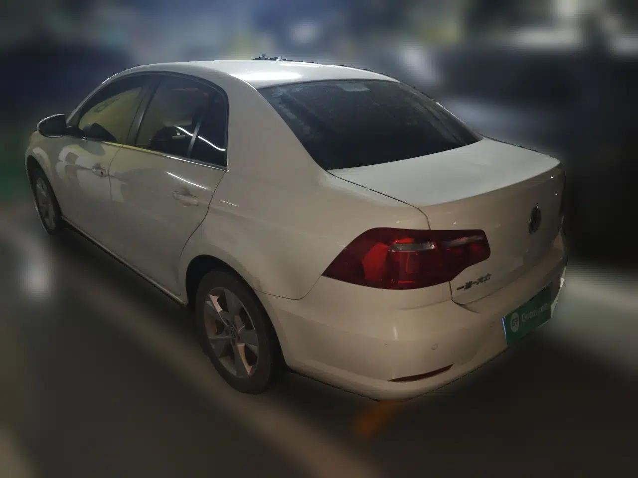 Volkswagen Bora 2013 1.6L Manual Comfort Model — миниатюра 4