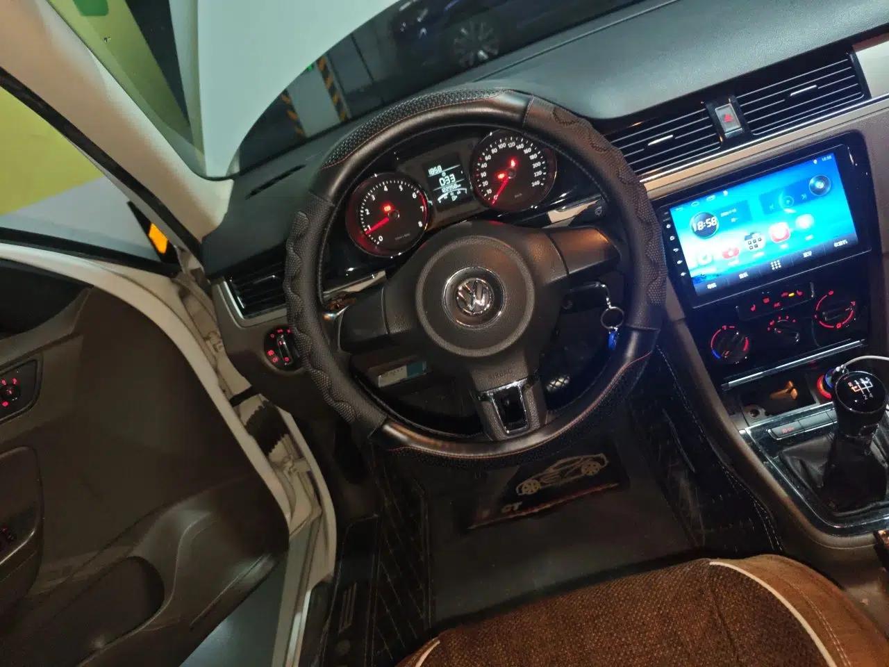 Volkswagen Bora 2013 1.6L Manual Comfort Model — миниатюра 10