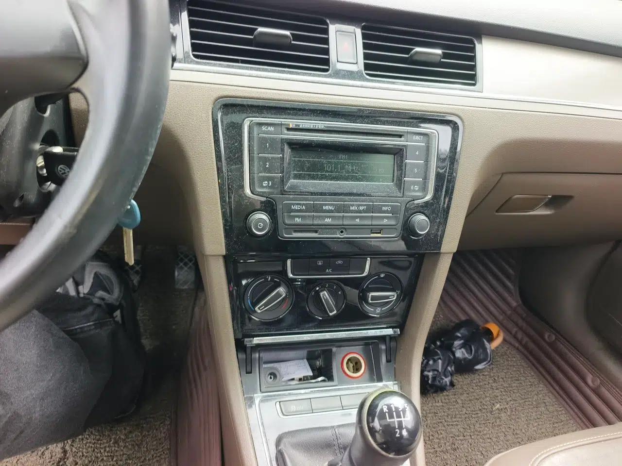Volkswagen Bora 2013 1.6L Manual Comfort Model — миниатюра 13