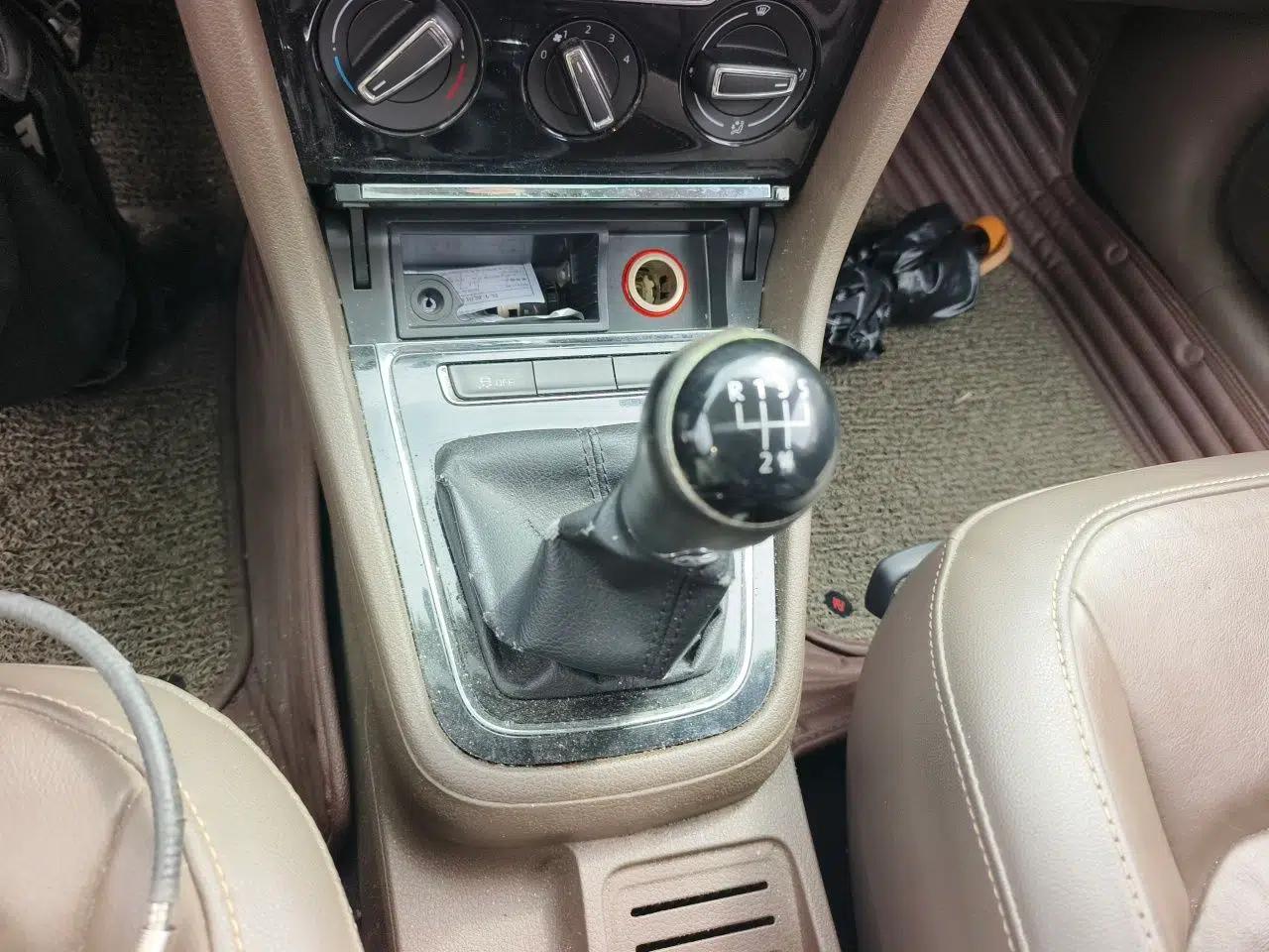 Volkswagen Bora 2013 1.6L Manual Comfort Model — миниатюра 14