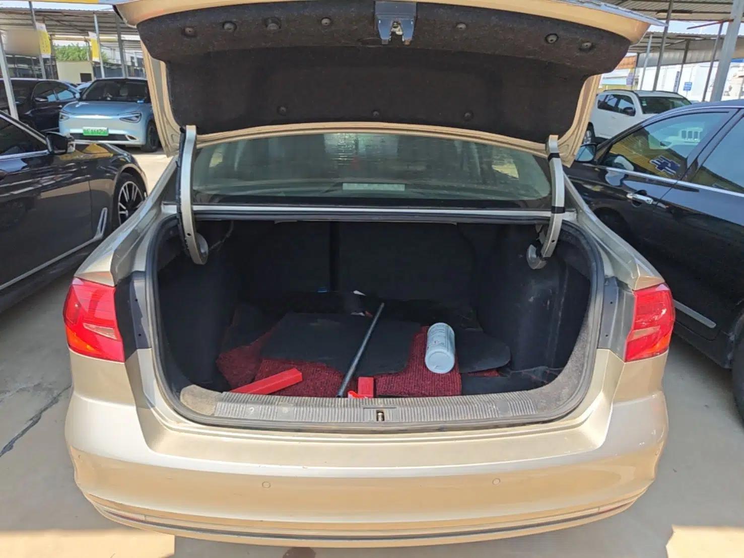 Volkswagen Bora 2017 1.6L Automatic Comfort Model — миниатюра 22
